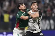 Gabriel Paulista e Gustavo Gómez disputam bola durante Corinthians e Palmeiras.