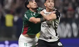 Gabriel Paulista e Gustavo Gómez disputam bola durante Corinthians e Palmeiras. (Foto: Marcos Ribolli)