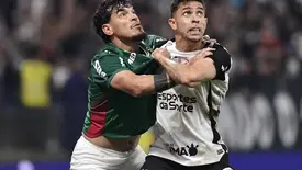 Gabriel Paulista e Gustavo Gómez disputam bola durante Corinthians e Palmeiras. (Foto: Marcos Ribolli)