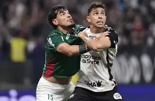 Gabriel Paulista e Gustavo Gómez disputam bola durante Corinthians e Palmeiras. (Foto: Marcos Ribolli)