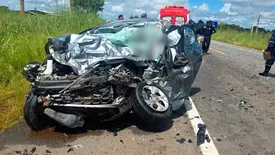Grave acidente entre carro e caminhão deixa mortos na BR-343, em Campo Maior (Foto: Reprodução)