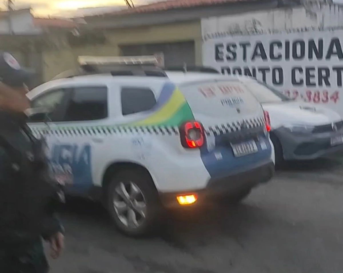 Homem é conduzido após morte da mãe em povoado de Teresina