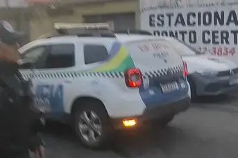 Homem é conduzido após morte da mãe em povoado de Teresina