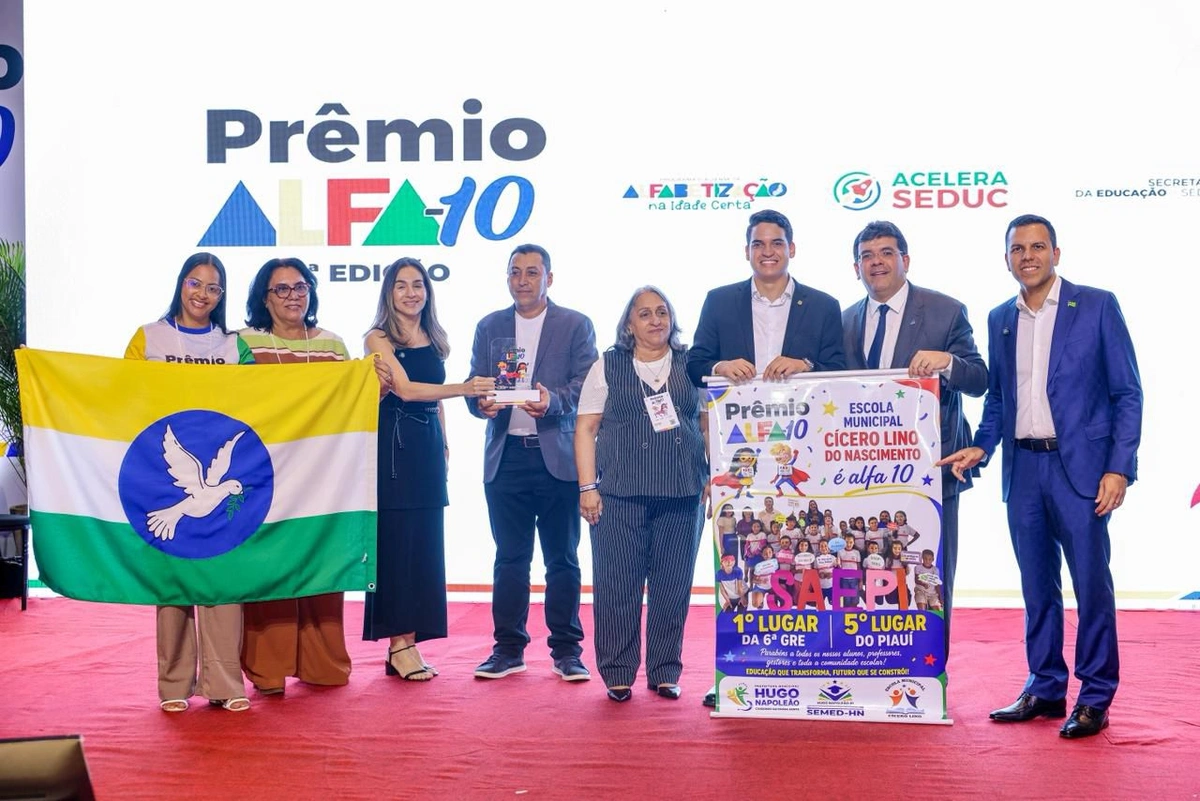 Hugo Napoleão conquista Prêmio Alfa-10 e se destaca na Educação