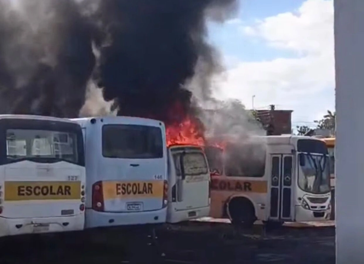 Incêndio atinge ônibus escolares no bairro Ipueiras, em Picos