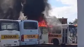 Incêndio atinge ônibus escolares no bairro Ipueiras, em Picos (Foto: O PICOENSE)