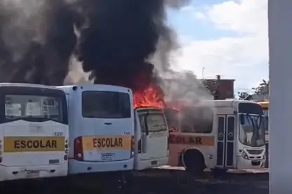 Incêndio atinge ônibus escolares no bairro Ipueiras, em Picos