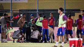 Islan, atacante do Enxuga Rato, passa mal antes da partida, recebe atendimento médico no gramado e é encaminhado a uma unidade de saúde; (Foto: Reprodução/ Weslley Douglas)