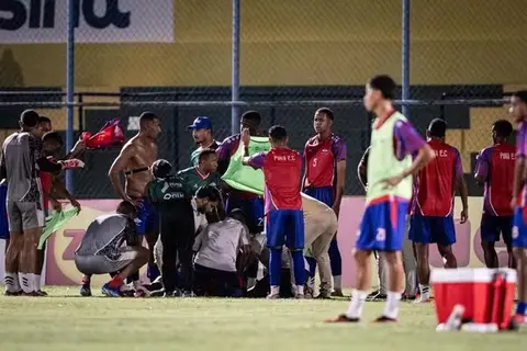 Islan, atacante do Enxuga Rato, passa mal antes da partida, recebe atendimento médico no gramado e é encaminhado a uma unidade de saúde;