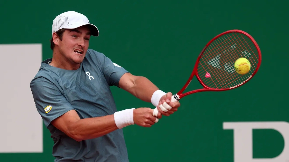 João Fonseca em ação contra Gabriel Diallo no Masters de Monte Carlo (França)