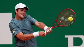 João Fonseca em ação contra Gabriel Diallo no Masters de Monte Carlo (França) (Foto: Julian Finney/Getty Images)