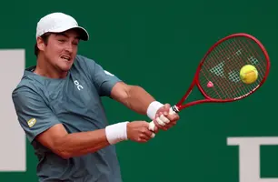 João Fonseca em ação contra Gabriel Diallo no Masters de Monte Carlo (França) (Foto: Julian Finney/Getty Images)
