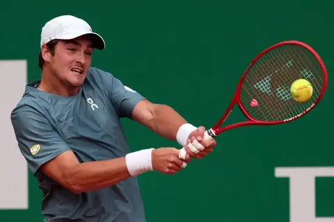 João Fonseca em ação contra Gabriel Diallo no Masters de Monte Carlo (França)