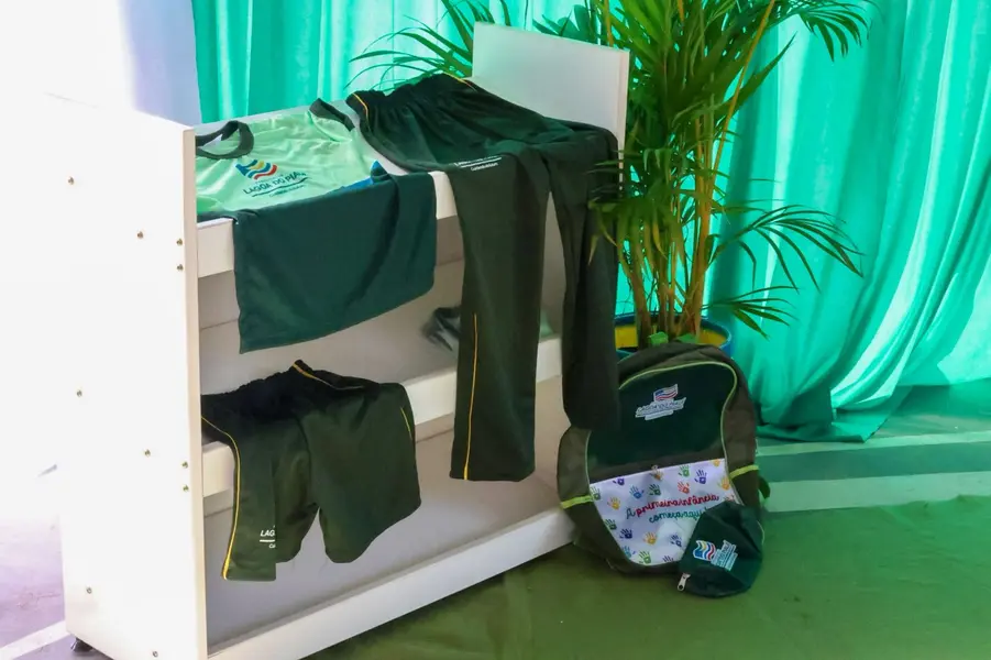 Lagoa do Piauí entrega novos fardamentos a rede municipal de ensino