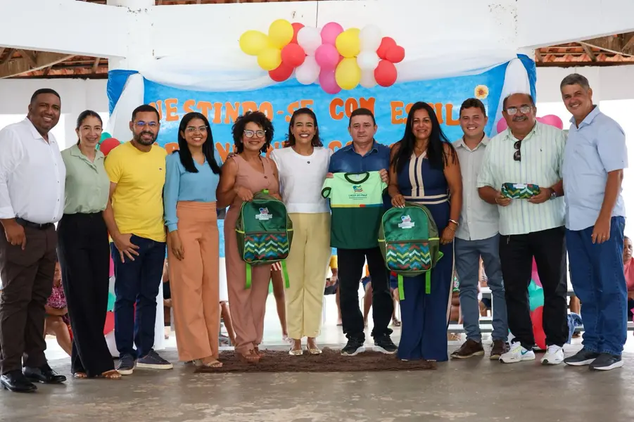 Lagoa do Piauí entrega novos fardamentos a rede municipal de ensino
