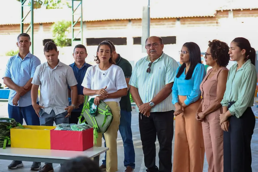 Lagoa do Piauí entrega novos fardamentos a rede municipal de ensino
