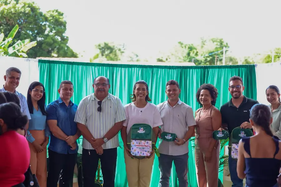 Lagoa do Piauí entrega novos fardamentos a rede municipal de ensino