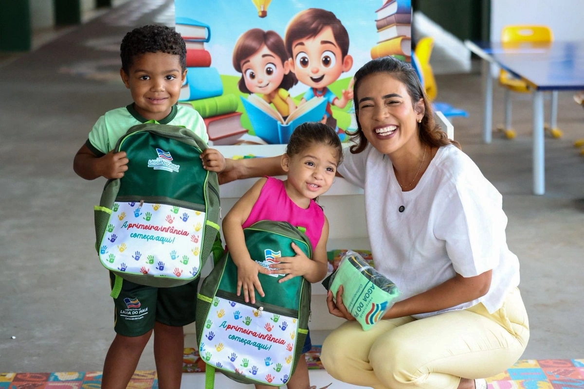 Lagoa do Piauí entrega novos fardamentos a rede municipal de ensino