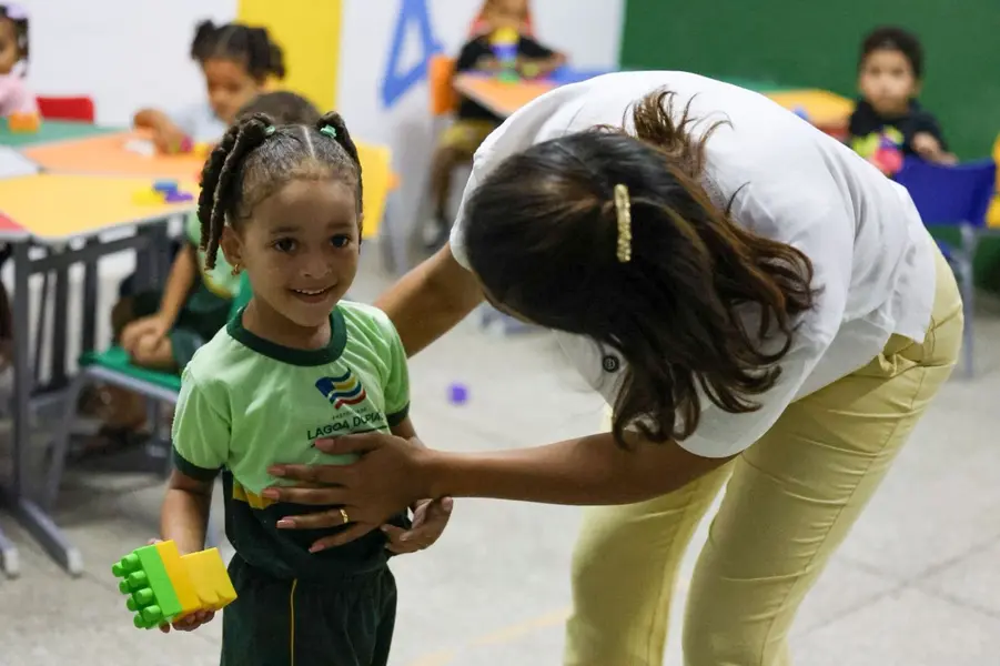 Lagoa do Piauí entrega novos fardamentos a rede municipal de ensino