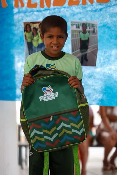 Lagoa do Piauí entrega novos fardamentos a rede municipal de ensino