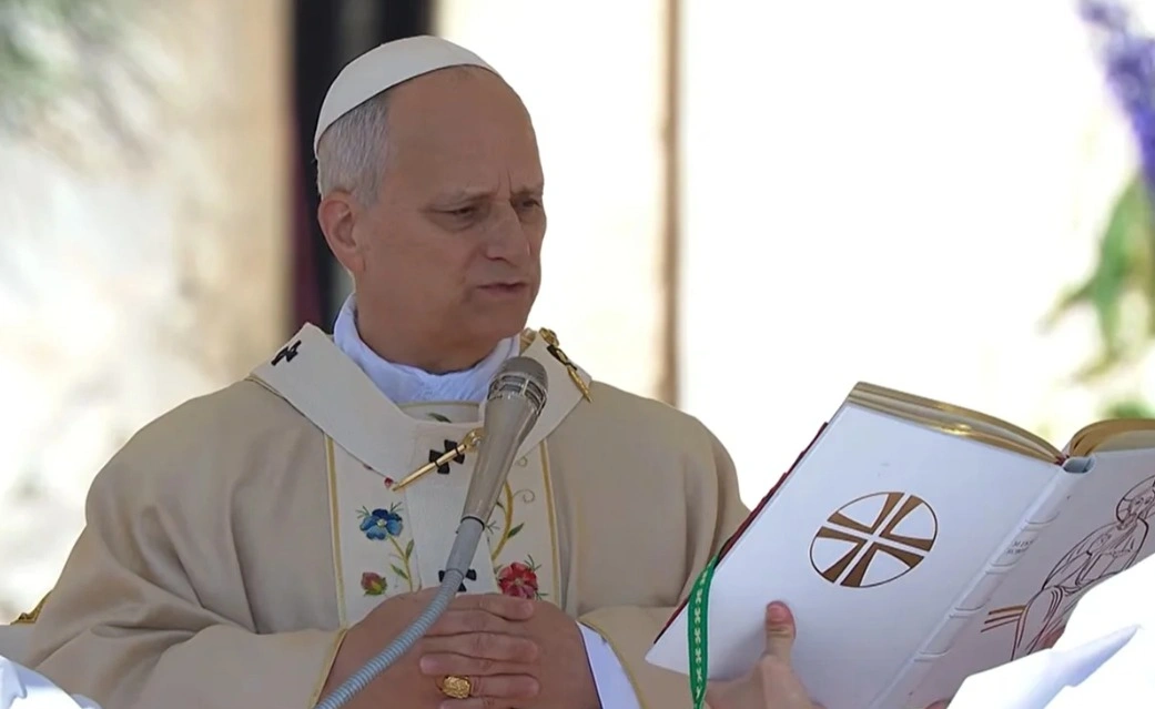 Leão XIV conduz missa de Páscoa pela primeira vez no Vaticano