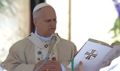 Leão XIV conduz missa de Páscoa pela primeira vez no Vaticano