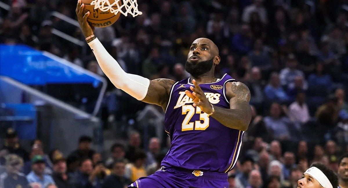 LeBron James alcança 12 mil assistências e entra para grupo histórico da NBA