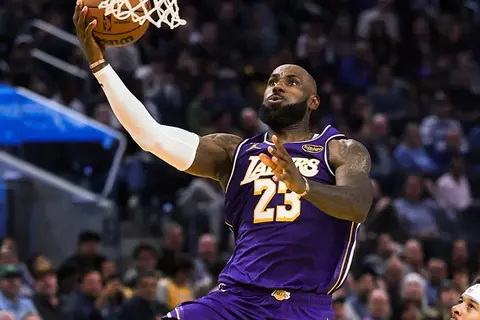 LeBron James alcança 12 mil assistências e entra para grupo histórico da NBA