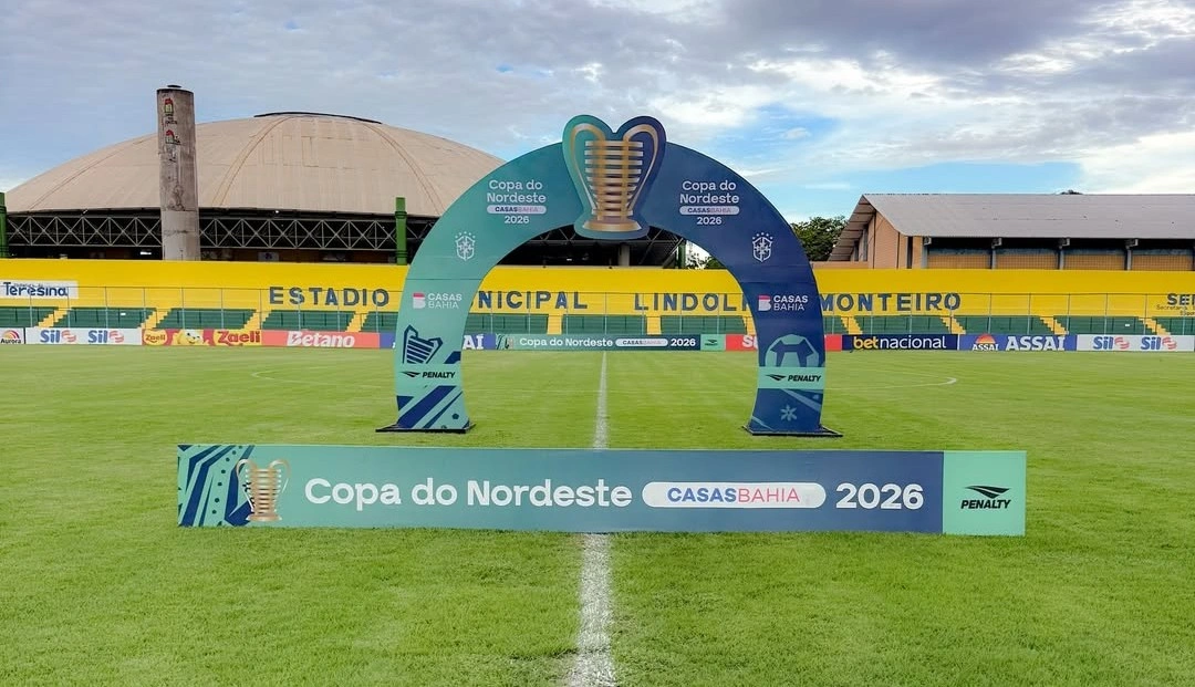 Logo da Copa do Nordeste no estádio Lindolfo Monteiro