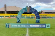 Logo da Copa do Nordeste no estádio Lindolfo Monteiro