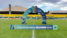 Logo da Copa do Nordeste no estádio Lindolfo Monteiro (Foto: @gusttavosousaaa)