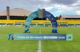 Logo da Copa do Nordeste no estádio Lindolfo Monteiro (Foto: @gusttavosousaaa)