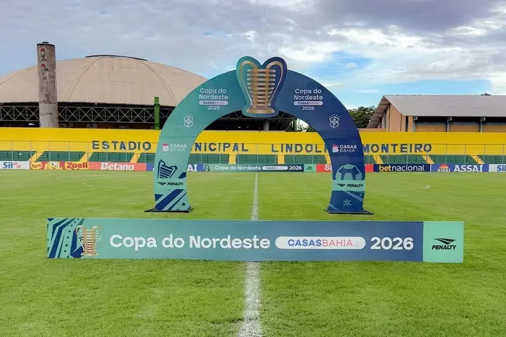 Logo da Copa do Nordeste no estádio Lindolfo Monteiro