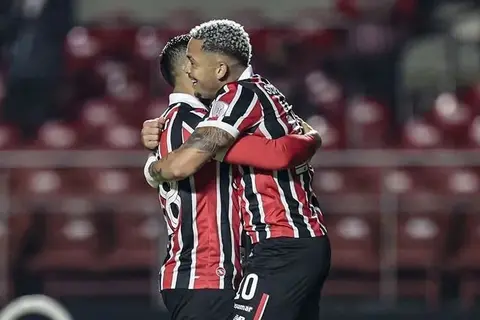 Luciano comemora seu gol contra o O'Higgins .