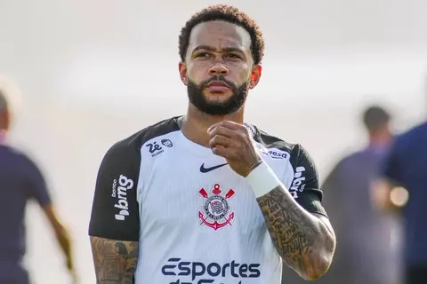 Memphis escapa de suspensão por usar celular em jogo