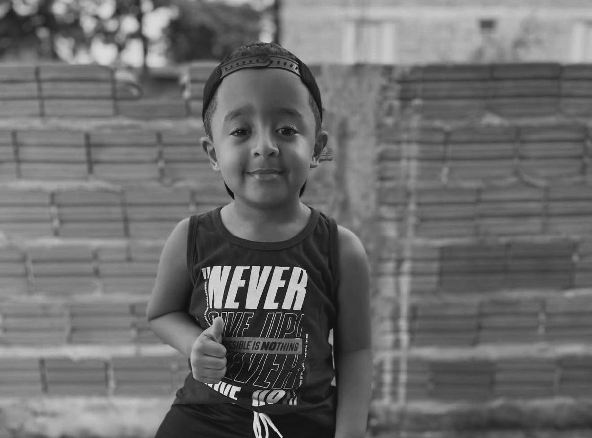 Menino dos 'ossos de vidro' que viralizou dançando morre aos 6 anos no Piauí