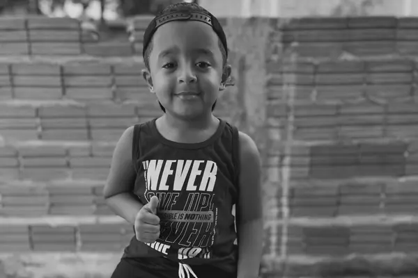 Menino dos 'ossos de vidro' que viralizou dançando morre aos 6 anos no Piauí