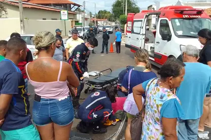 Motociclista fica ferido após colisão com carro em cruzamento no Centro de Oeiras