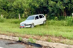Motorista perde controle ao desviar de motociclista e sai da pista na PI-225