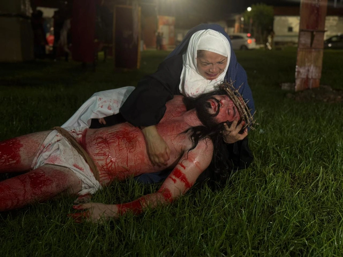 Multidão prestigia a Paixão de Cristo 2026 no centro de Esperantina, na Praça Lages Rebêlo