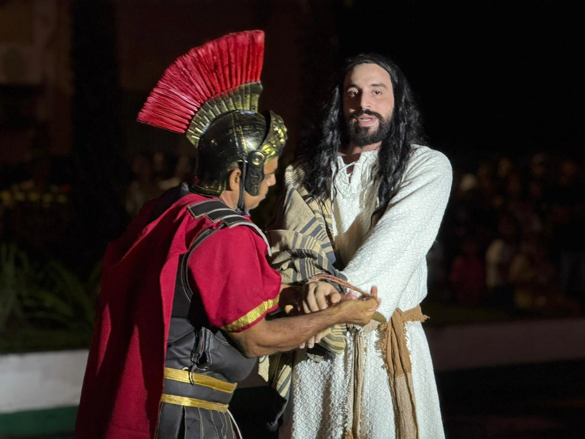 Multidão prestigia a Paixão de Cristo 2026 no centro de Esperantina, na Praça Lages Rebêlo