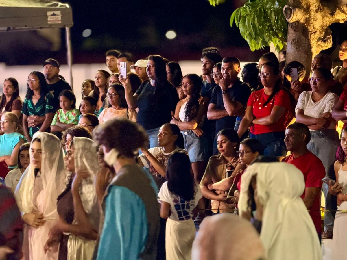 Multidão prestigia a Paixão de Cristo 2026 no centro de Esperantina, na Praça Lages Rebêlo