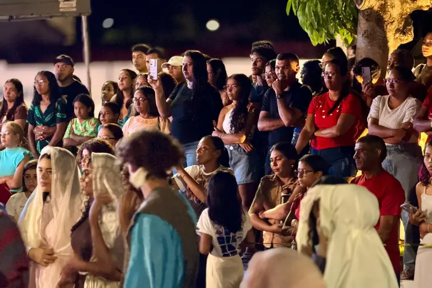 Multidão prestigia a Paixão de Cristo 2026 no centro de Esperantina, na Praça Lages Rebêlo