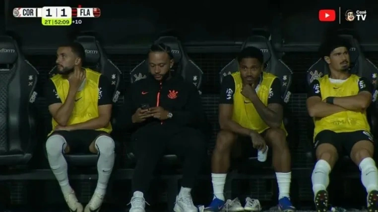 O atacante holandês recebeu apenas uma advertência por utilizar o aparelho celular durante o empate do Timão.