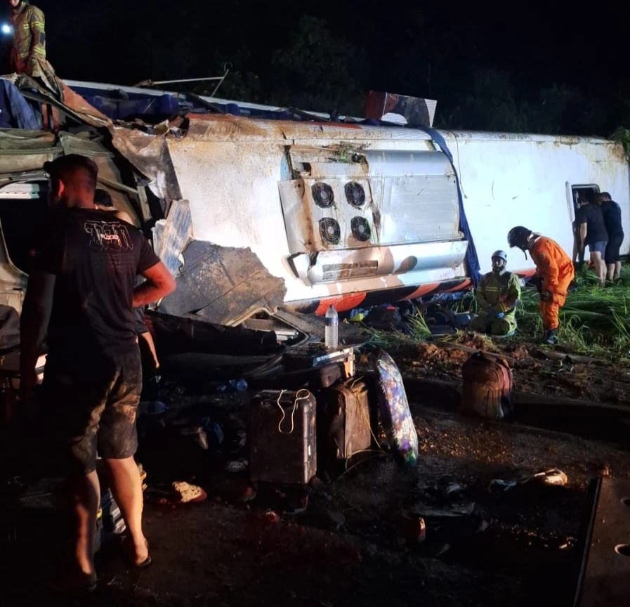 Ônibus da banda de Nuzio Medeiros se envolve em acidente no Piauí