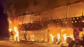 Ônibus de turismo pega fogo na BR-407 no interior do Piauí (Foto: Cidades na Net)