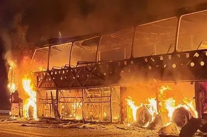 Ônibus pega fogo durante viagem e fica completamente destruído em BR no Piauí