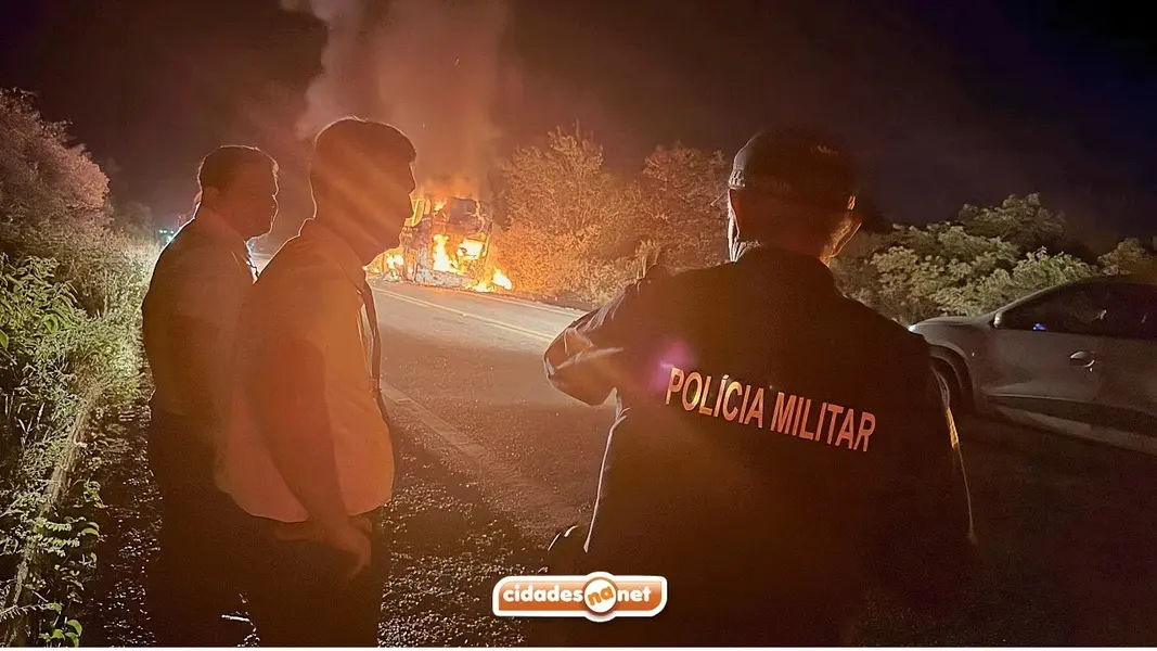 Ônibus de turismo pega fogo na BR-407 no Piauí