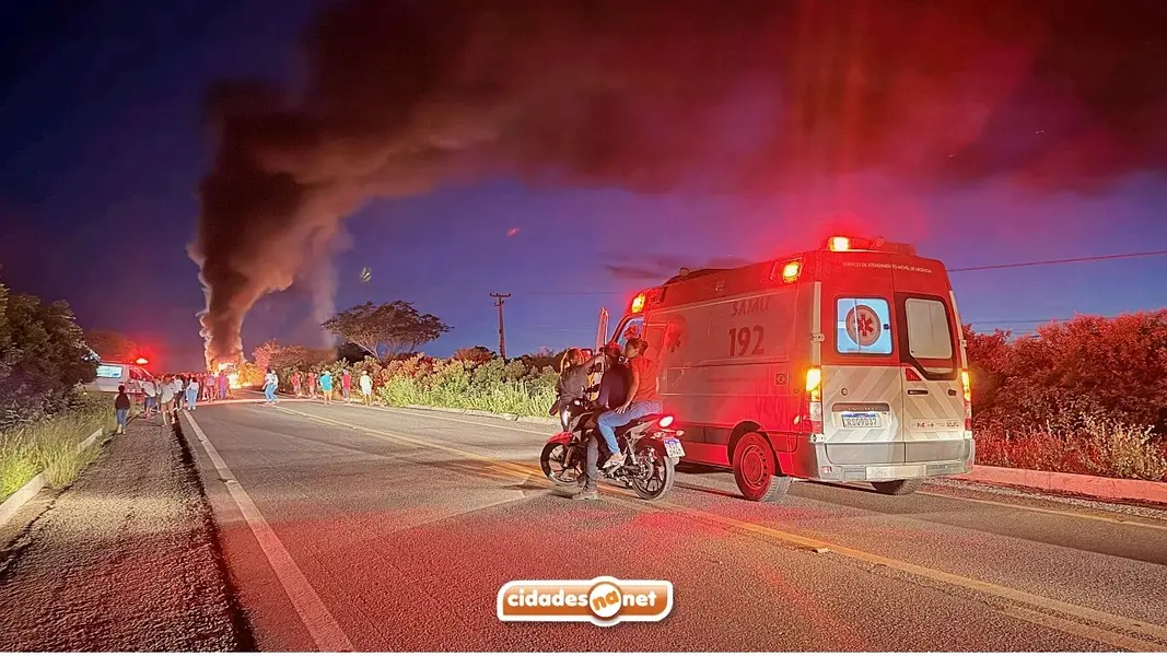 Ônibus de turismo pega fogo na BR-407 no Piauí