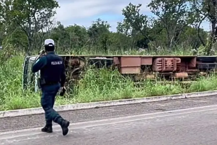 Ônibus escolar tomba e deixa alunos feridos na BR-343, zona rural de Floriano